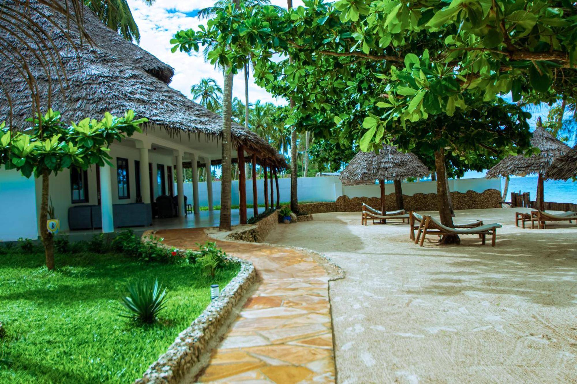 Manolo Resort *